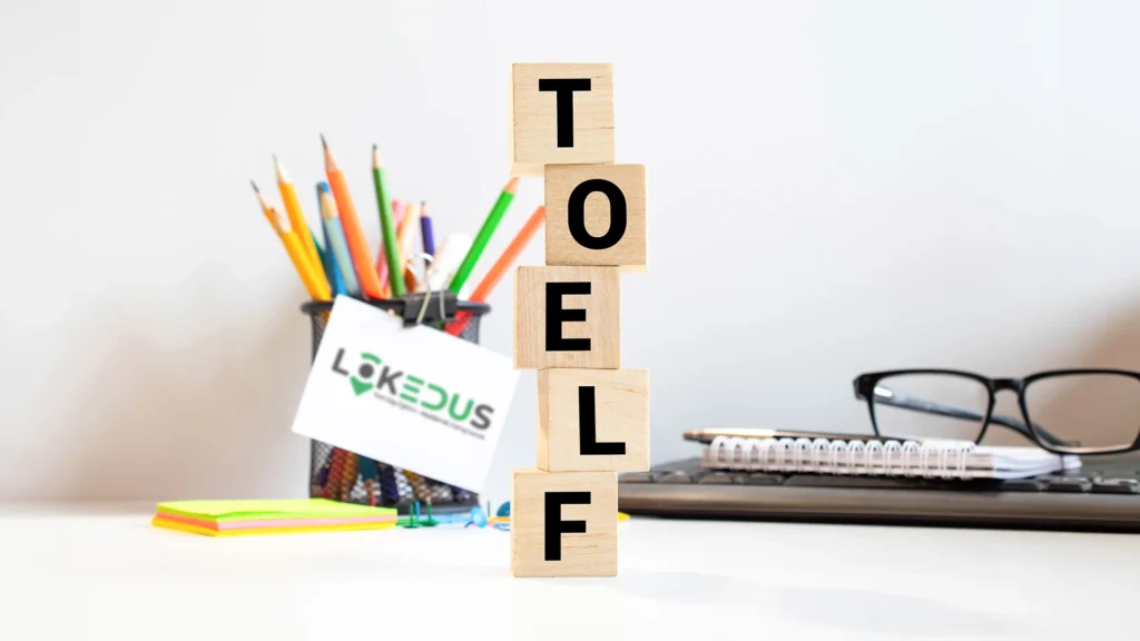 TOEFL yazılı ahşap bloklar ve Lokedus TOEFL hazırlık çalışma masası