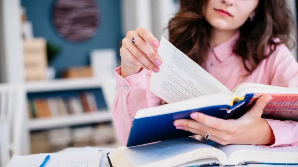 TOEFL hazırlığı için kitap okuyarak çalışan öğrenci